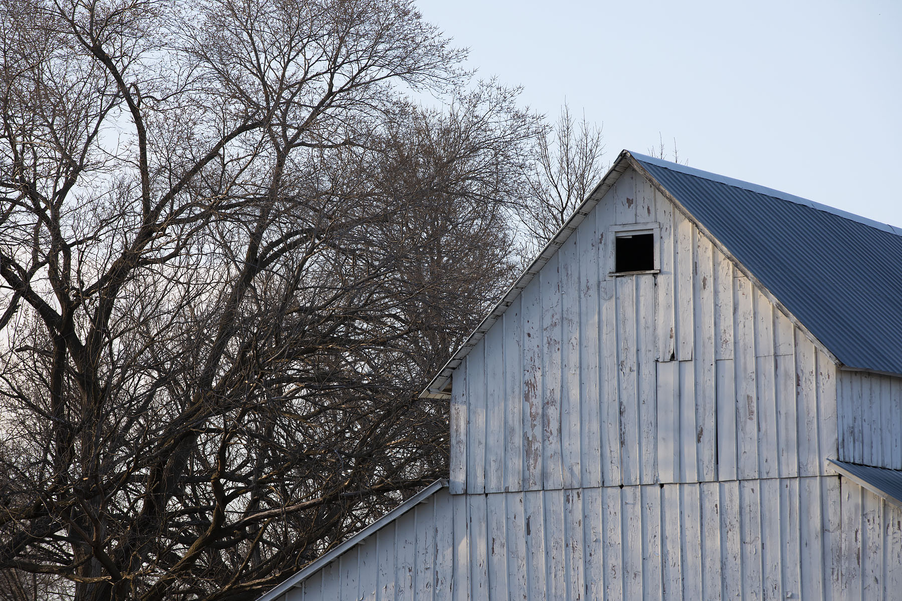 A scenic barn